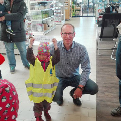 Geschäftsführer Carsten Vierck mit dem Kindergartenkind, welches den Hauptgewinn gezogen hat.