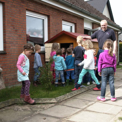 bauXpert Vierck Mitarbeiter, Marco Thomsen, organisiert die Schlüsselübergabe. OK, er versucht es...